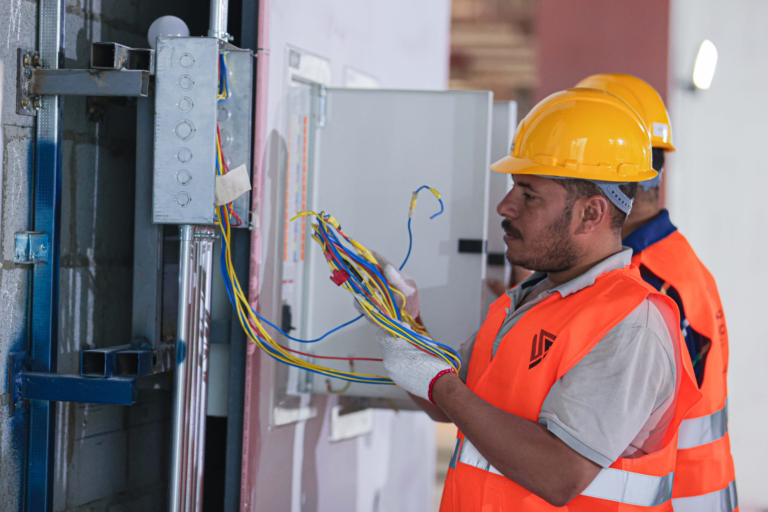 فني كهربائي في جدة ممتاز اتصل الان